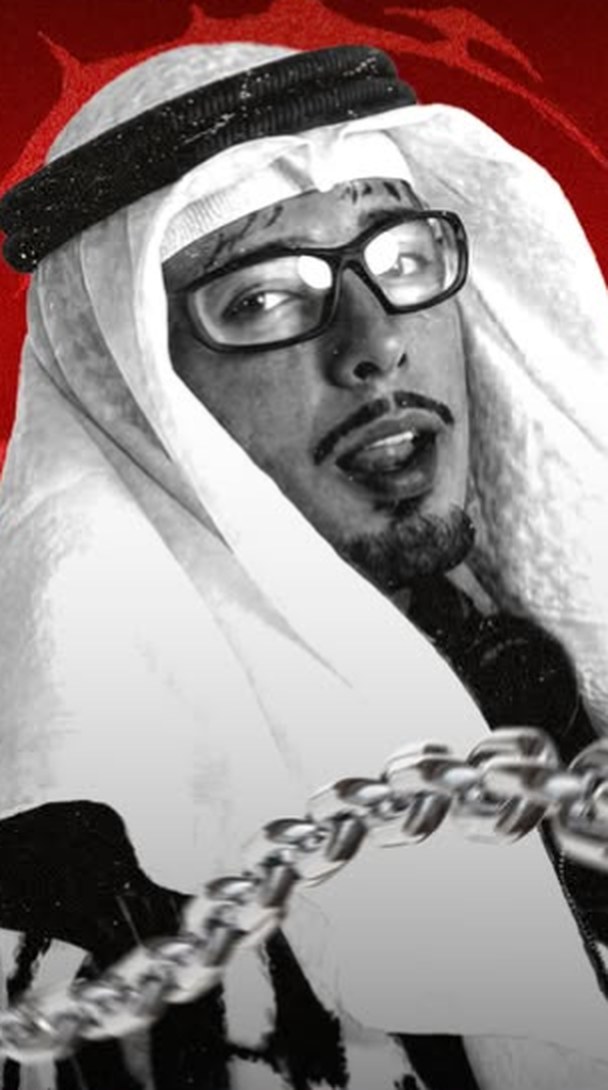 Retrato do DJ Dubai de óculos e lenço branco na cabeça
